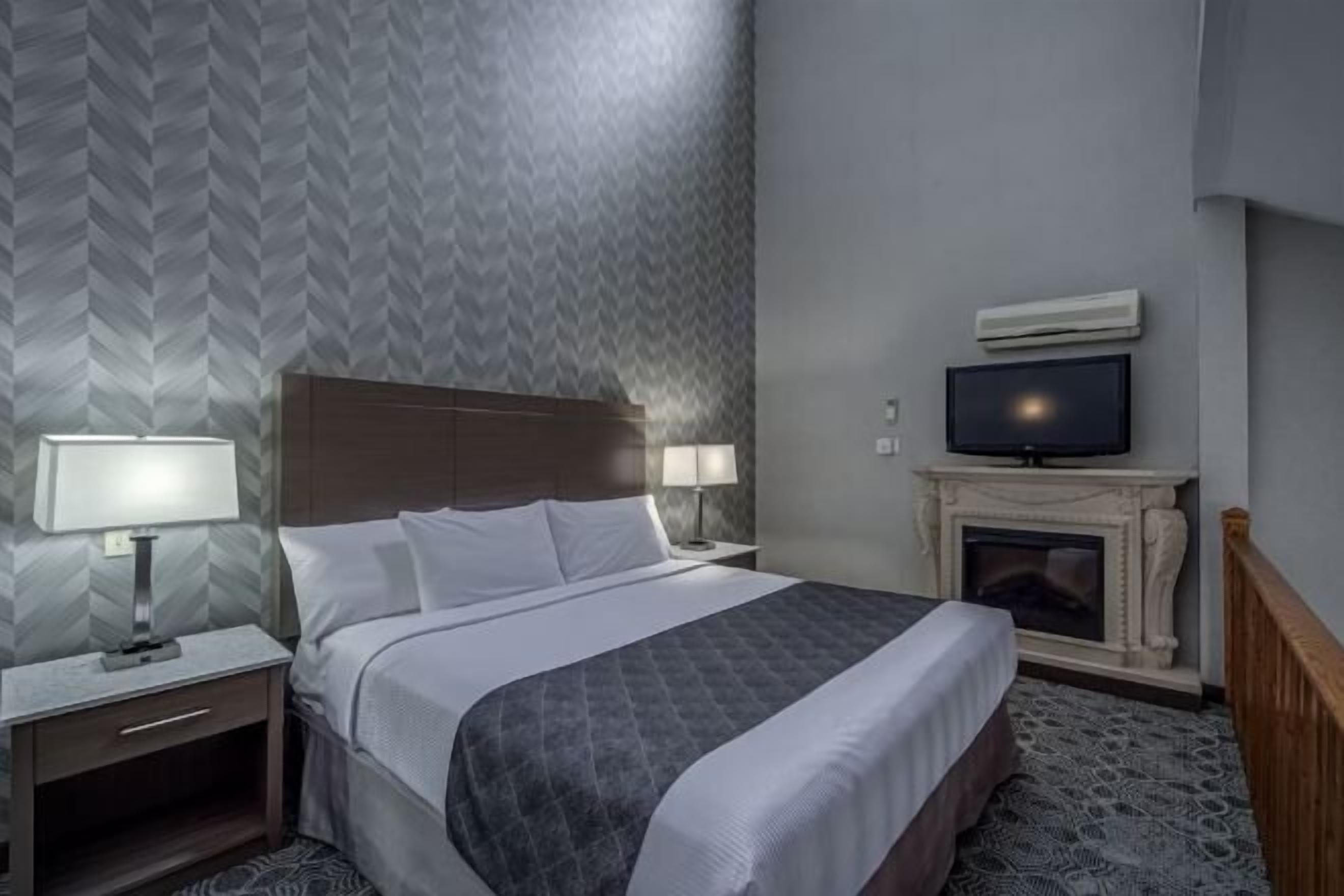 Down comforters, in-room safe, desk, blackout drapes