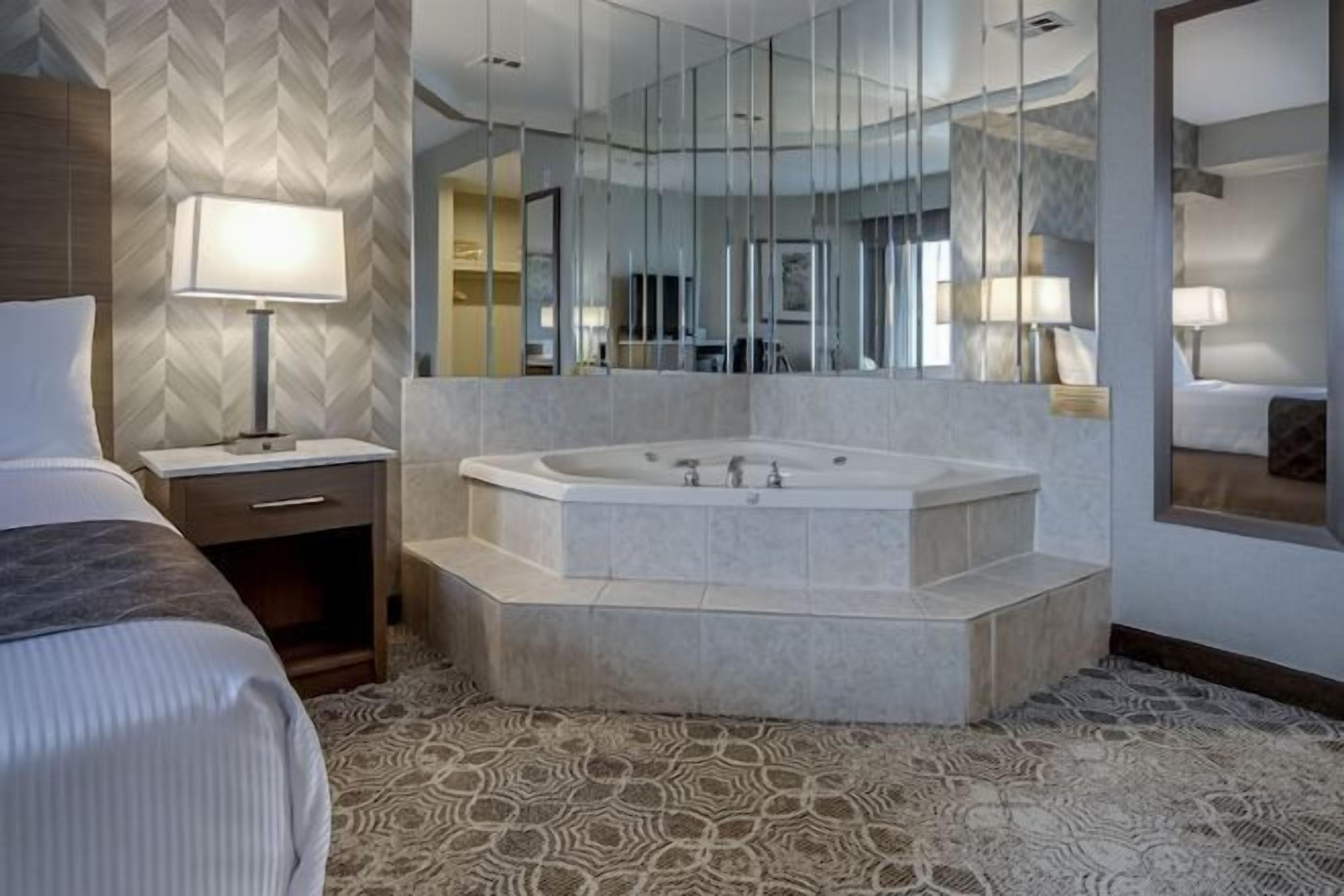 Down comforters, in-room safe, desk, blackout drapes