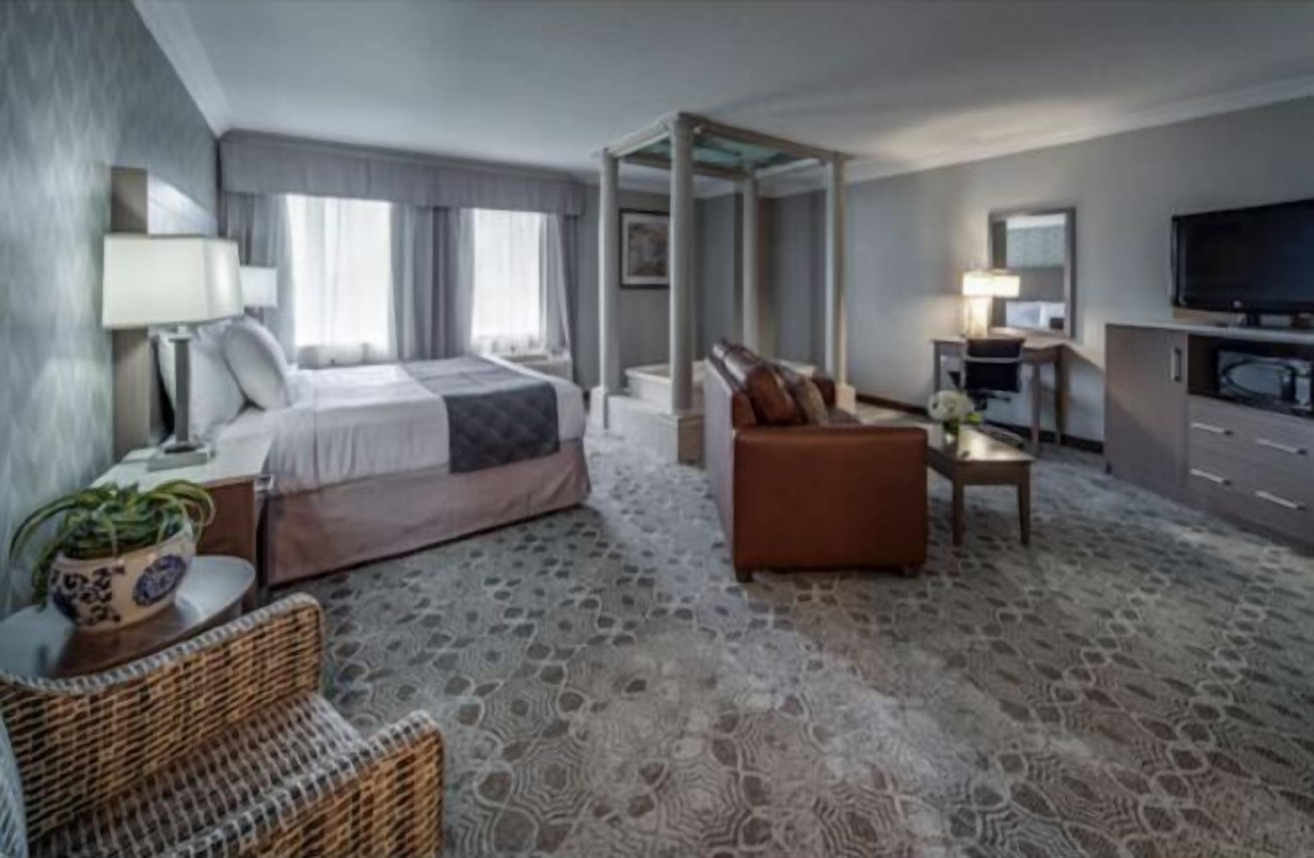 Down comforters, in-room safe, desk, blackout drapes