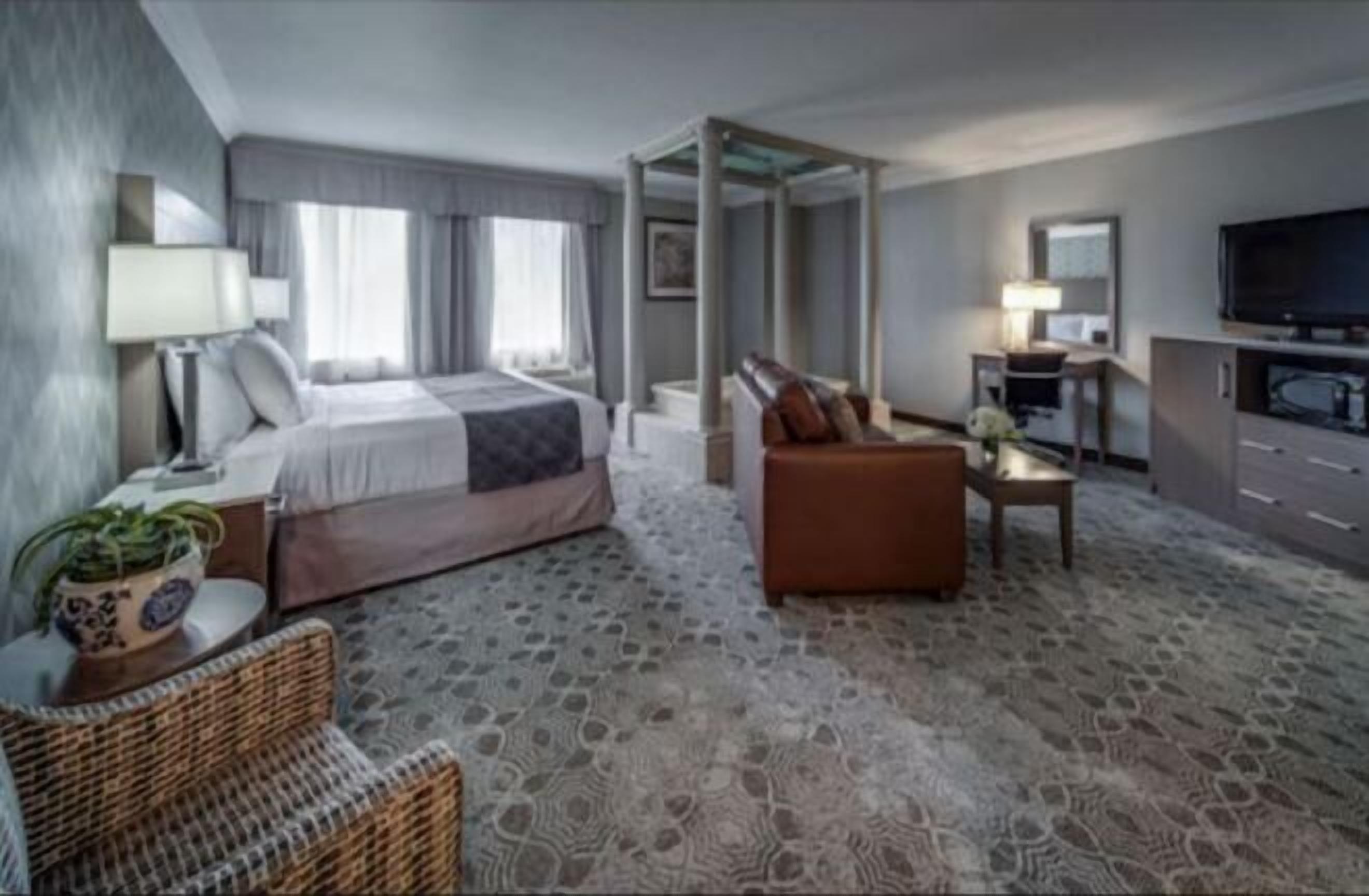 Down comforters, in-room safe, desk, blackout drapes