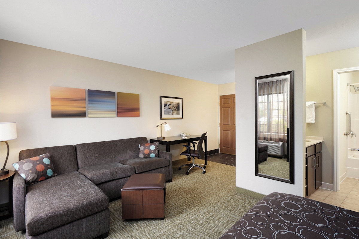 Studio Suite, 1 Queen Bed, Kitchen | Premium bedding, pillowtop beds, desk, blackout drapes