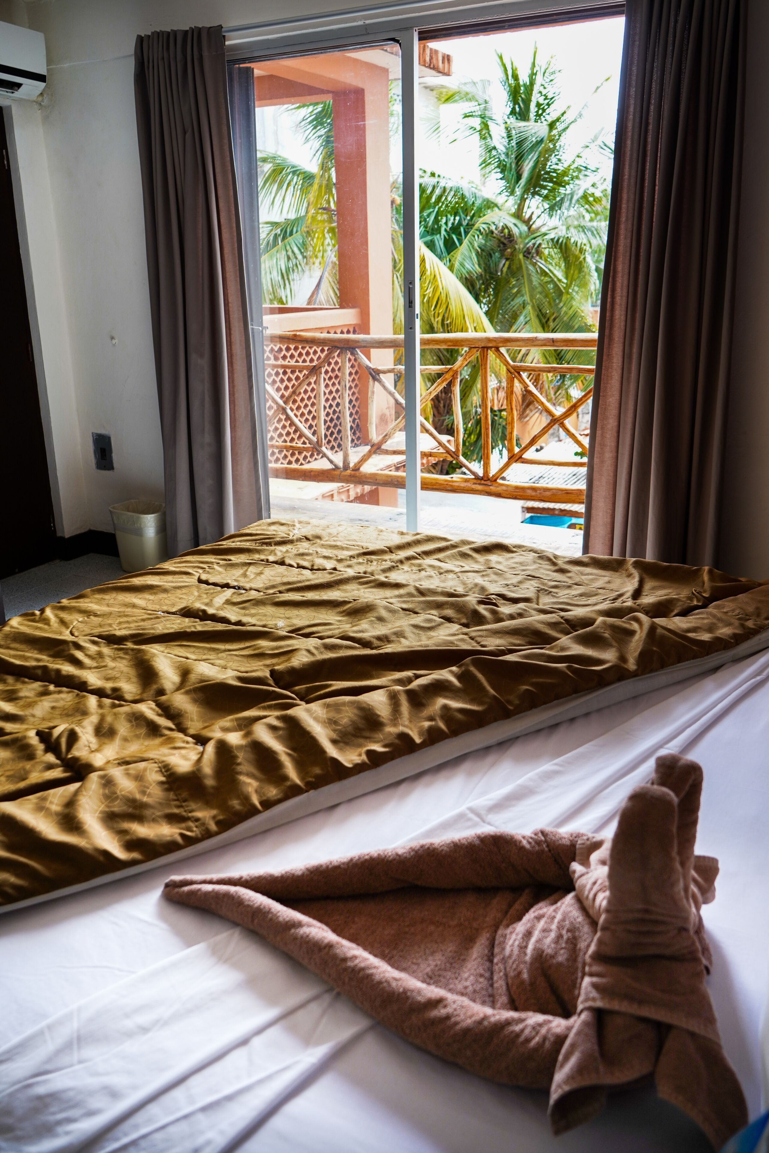 Habitación estándar, 1 cama King size | Caja de seguridad en la habitación y tabla de planchar con plancha 