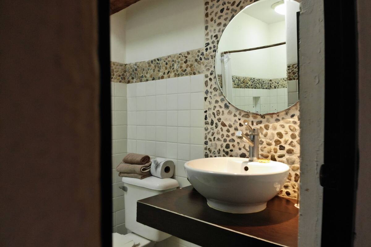 shower, free toiletries, hair dryer