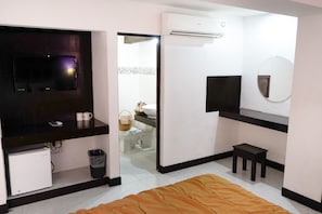 1 bedroom, in-room safe, iron/ironing board, bed sheets