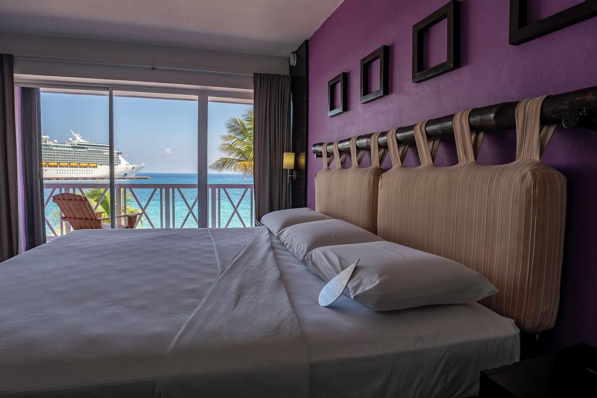 standard room, 1 king bed, ocean view | 1 bedroom, in-room safe, iron/ironing board, bed sheets