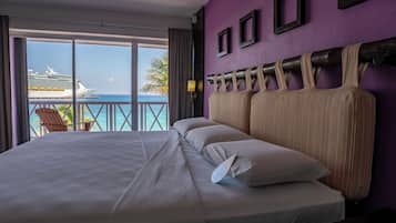 Habitación estándar, 1 cama King size, vista al océano | Caja de seguridad en la habitación y tabla de planchar con plancha