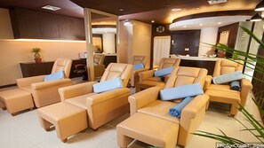 Salas de tratamiento para parejas, sauna y tina de hidromasaje 