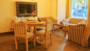 32-inch LED TV with satellite channels, TV, DVD player - Dee Marks Hotel & Resorts (New Delhi)