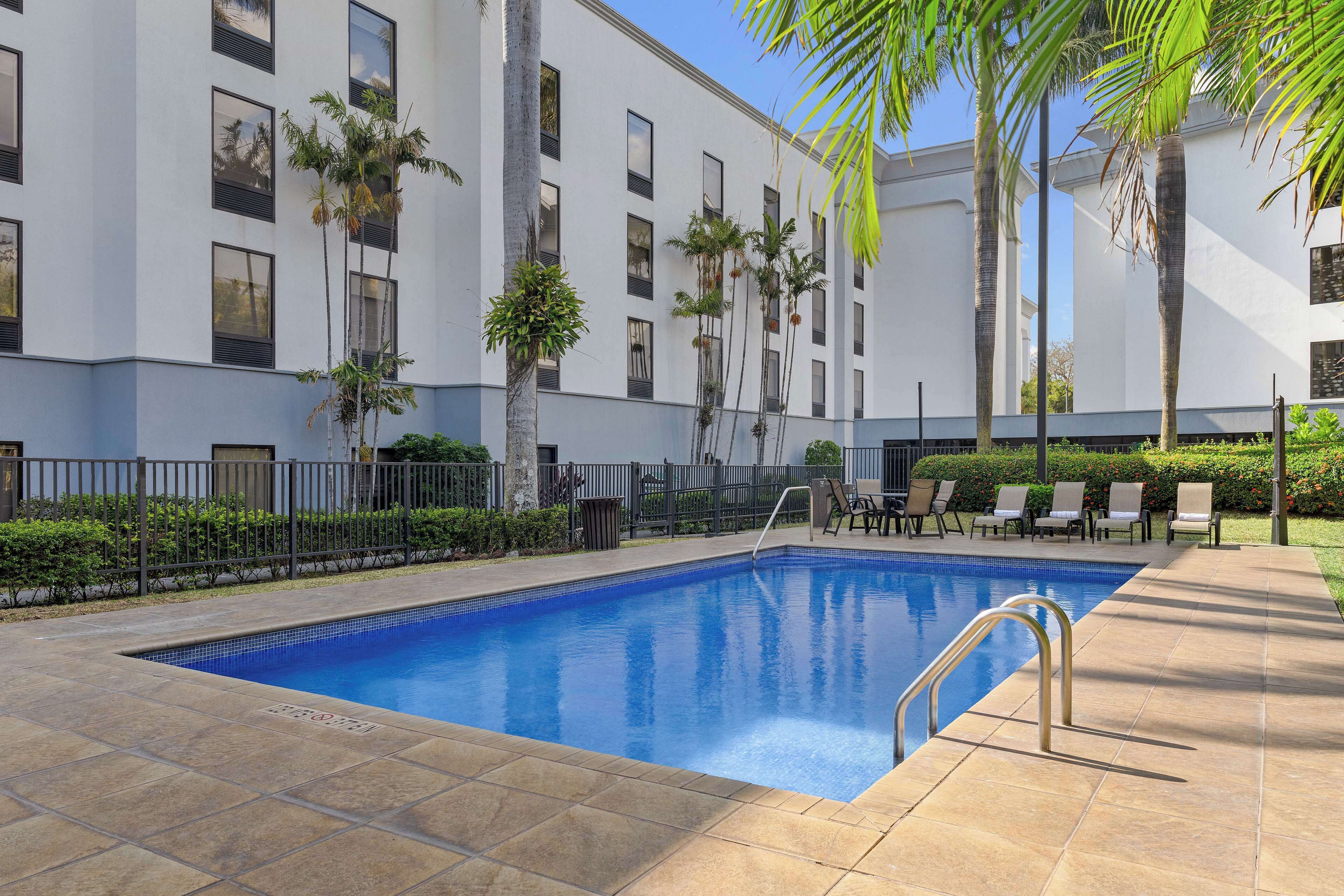 Piscine extérieure, parasols de plage, chaises longues