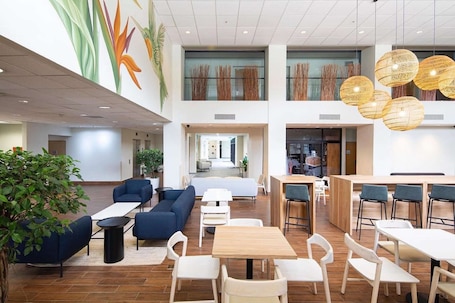 Lobby. Hampton by Hilton San Jose Airport
