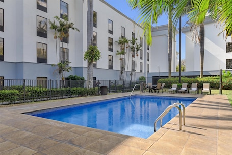 Outdoor pool, pool umbrellas, sun loungers. Hampton by Hilton San Jose Airport