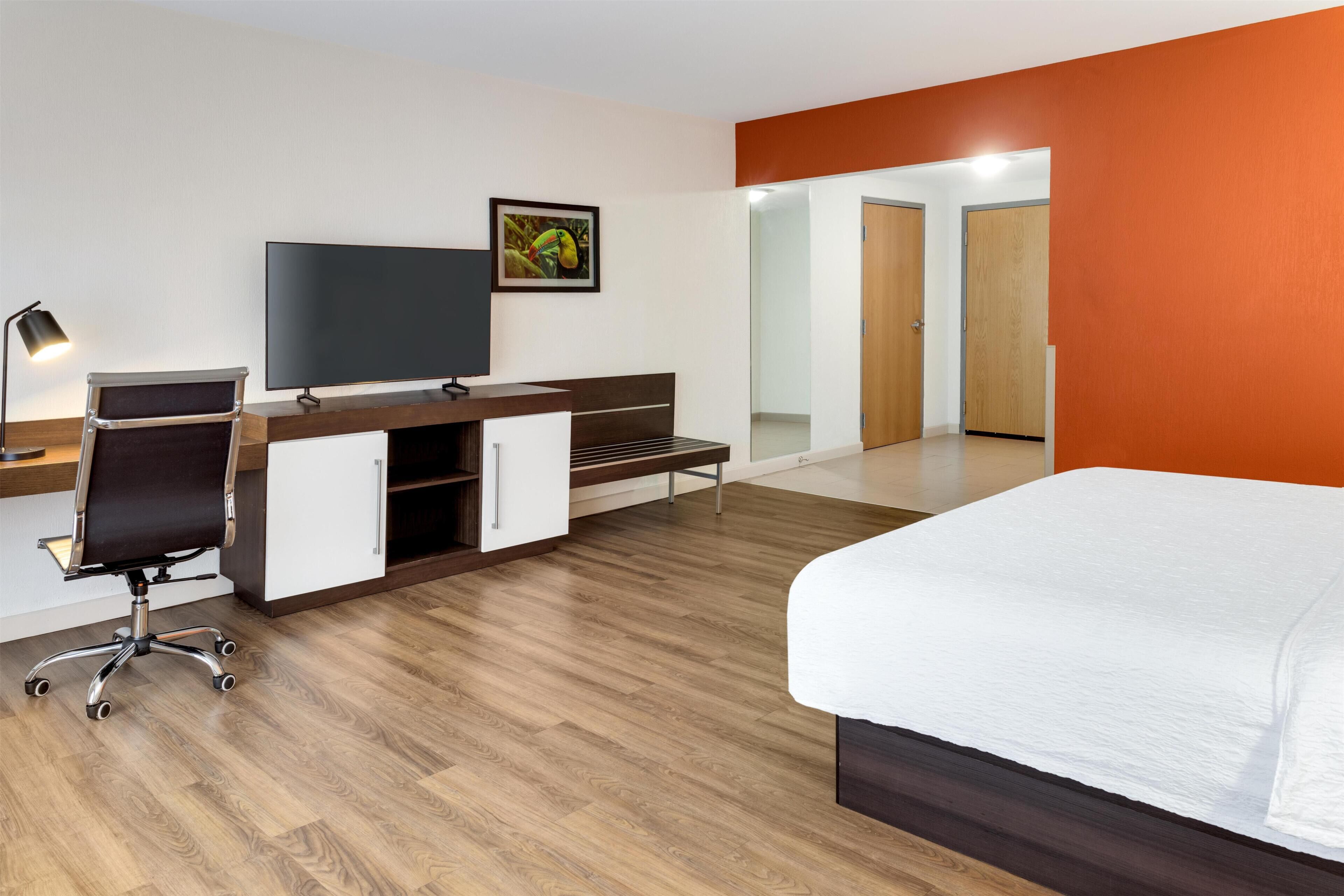 Room, 1 King Bed, Accessible, Non Smoking | Premium bedding, in-room safe, desk, soundproofing
