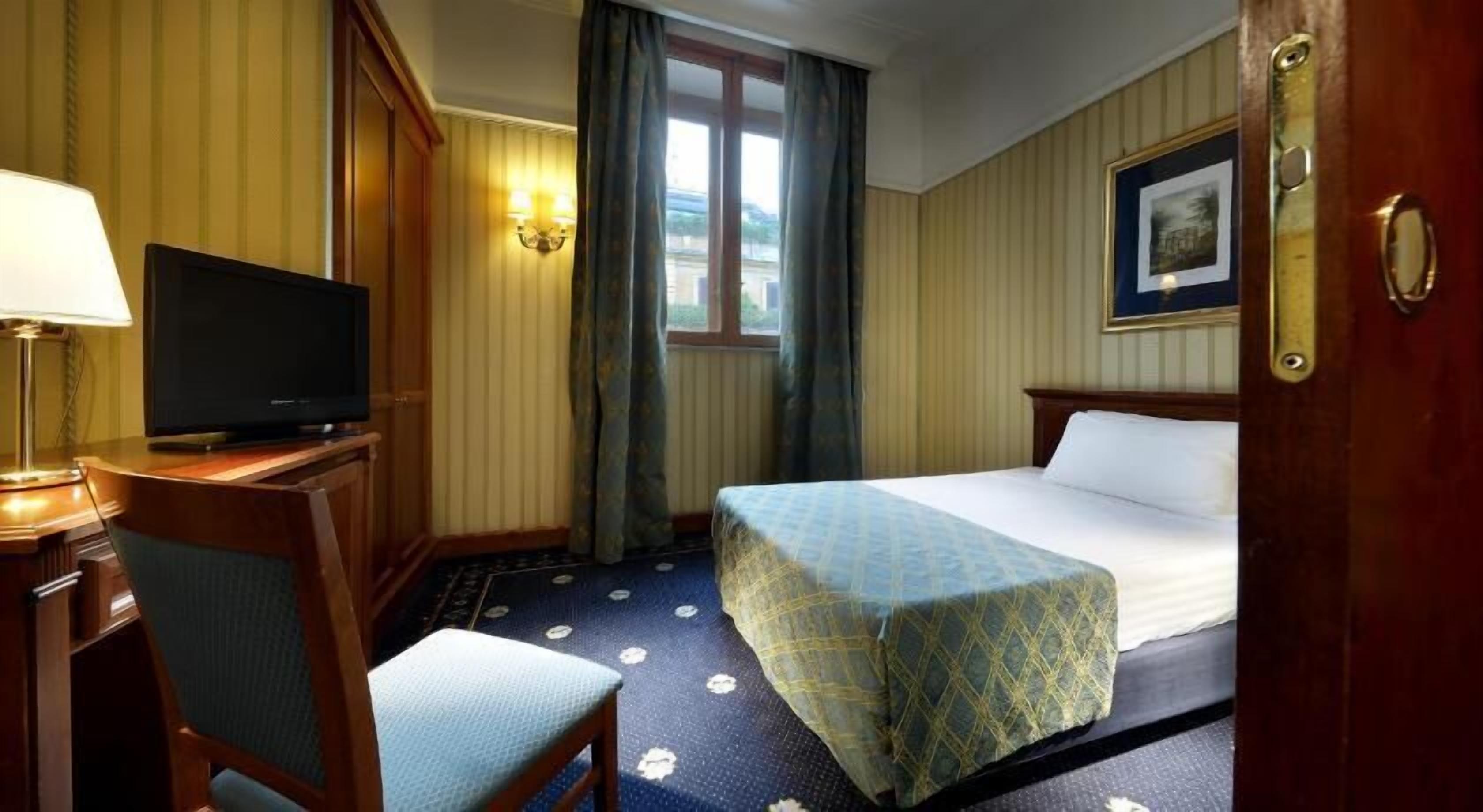 Sengetøy av topp kvalitet, minibar, safe på rommet og blendingsgardiner
