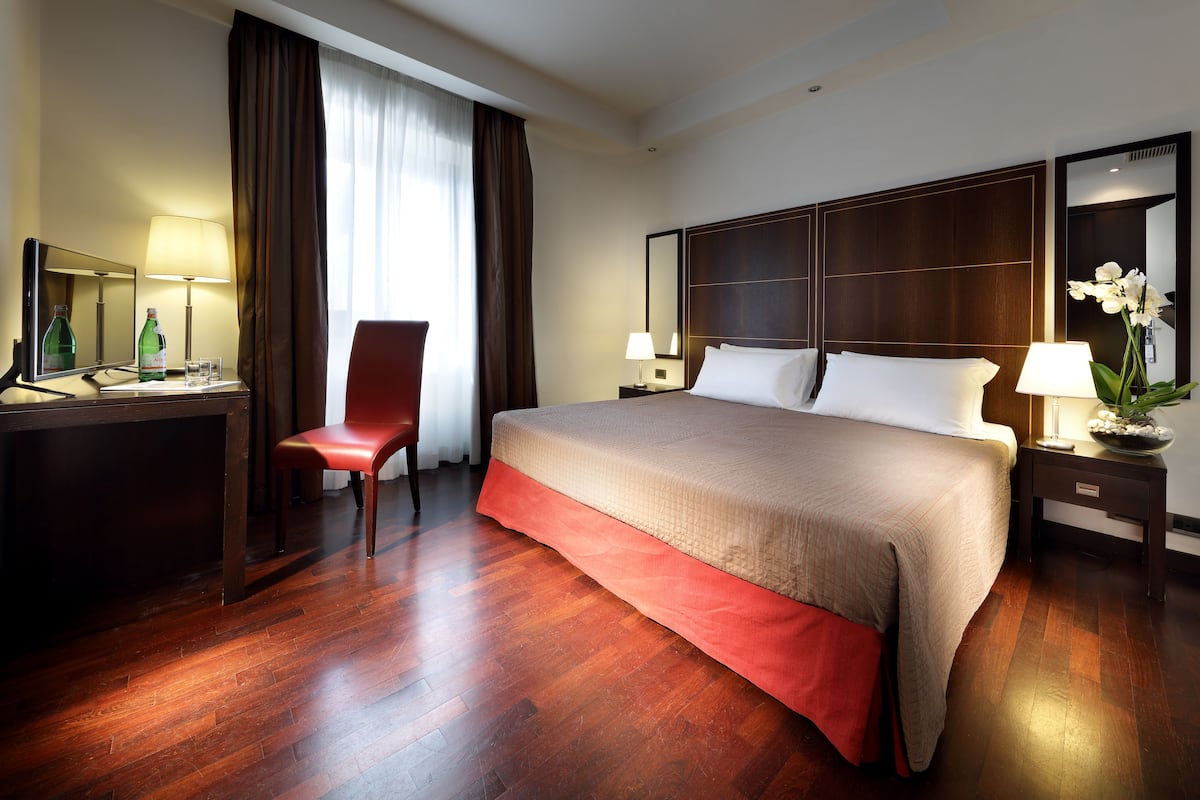 1 bedroom, premium bedding, minibar, in-room safe