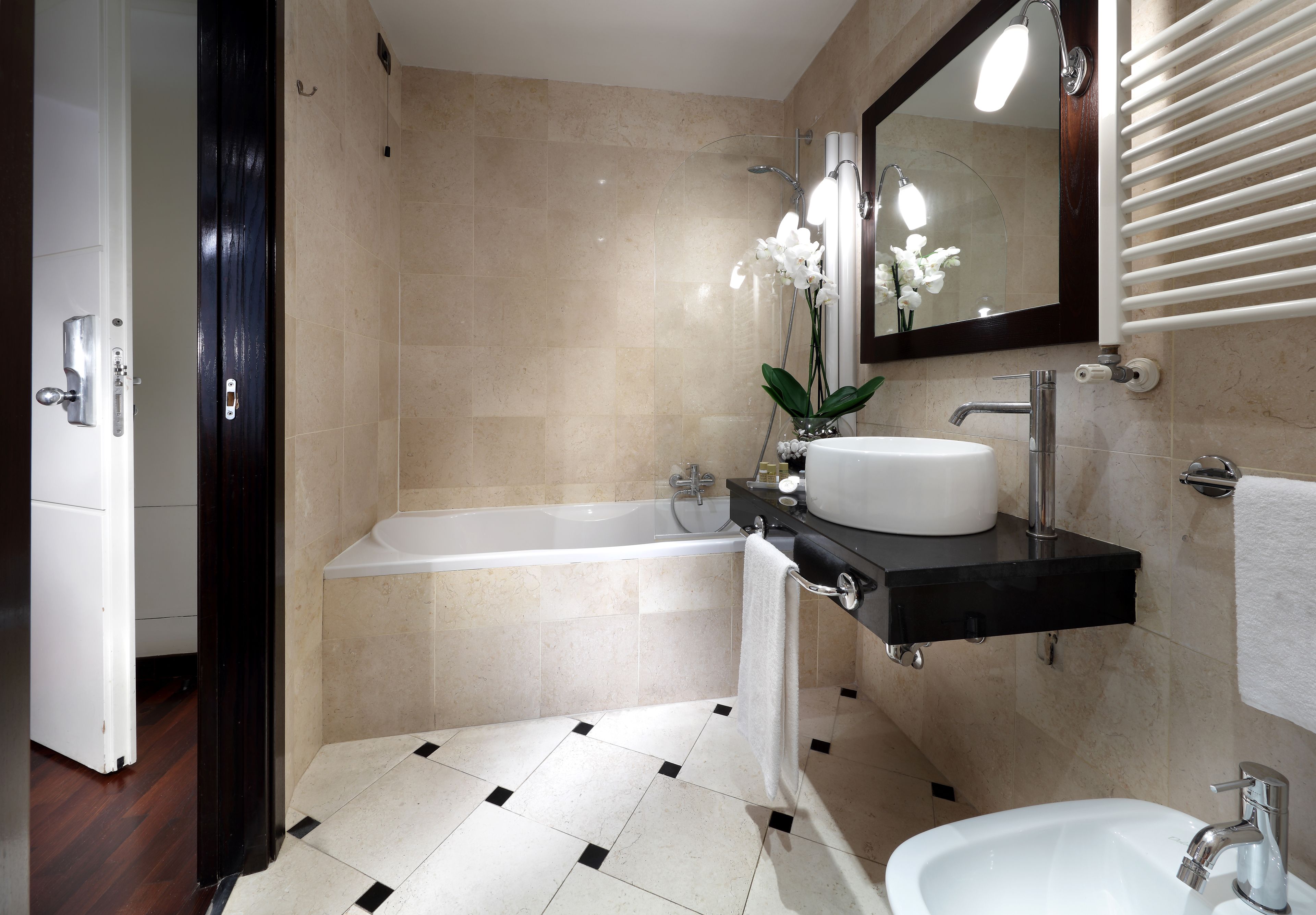 Un bagno moderno con vasca, lavabo e bidet.