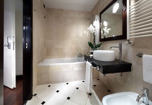 Eco-friendly toiletries, hair dryer, bidet, towels - Exe International Palace (Rome)