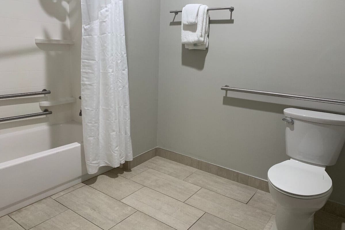 combined shower/bathtub, deep-soaking bathtub, free toiletries