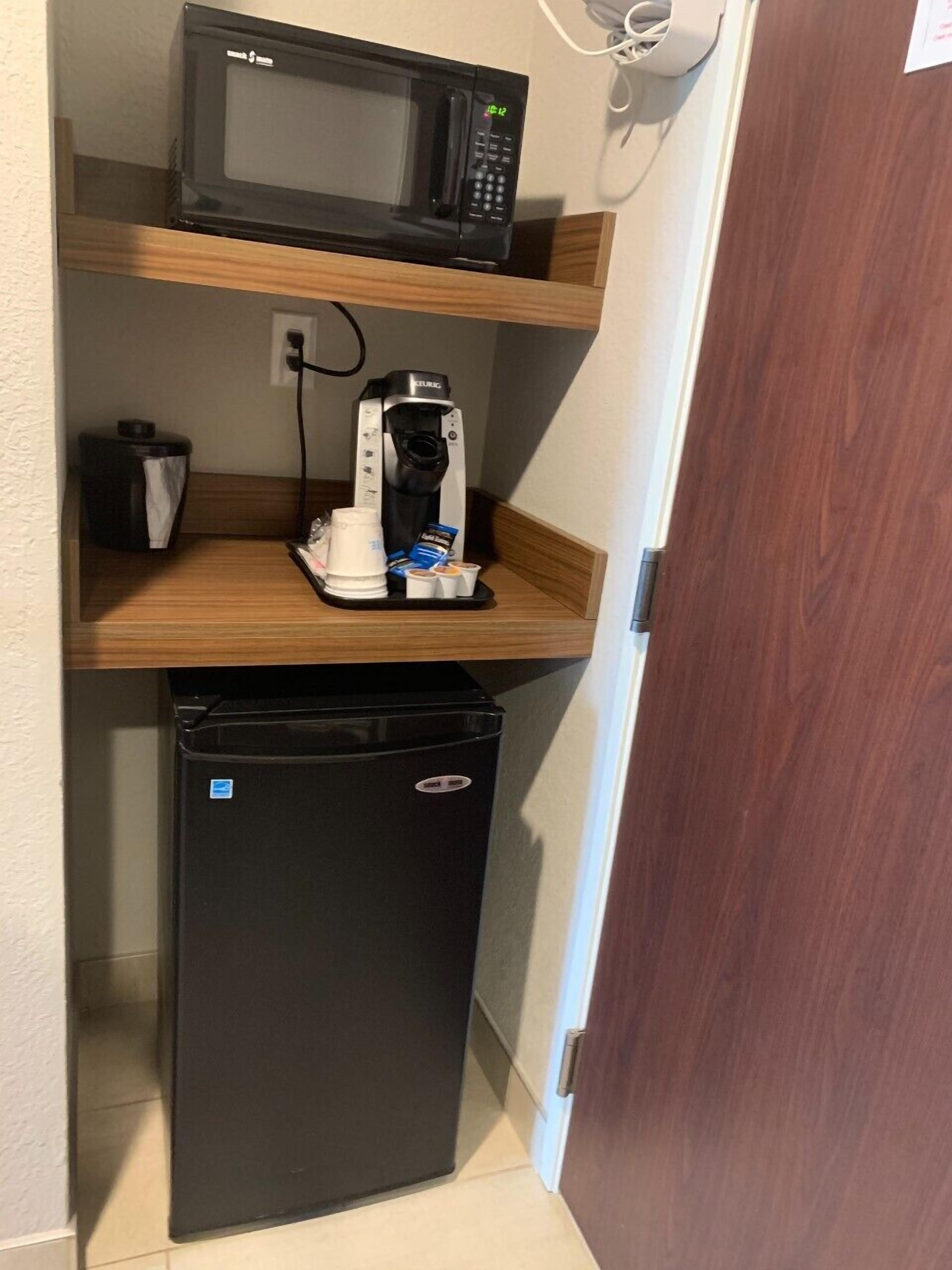 standard room, 1 king bed | egyptian cotton sheets, premium bedding, pillow-top beds, in-room safe