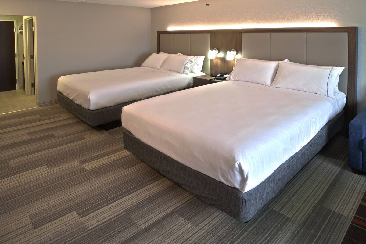 Habitación estándar, varias camas | Sábanas de algodón egipcio y ropa de cama de alta calidad