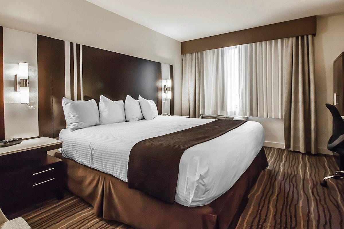 Standard Room, 1 King Bed, Non Smoking | In-room safe, desk, iron/ironing board, free cribs/infant beds