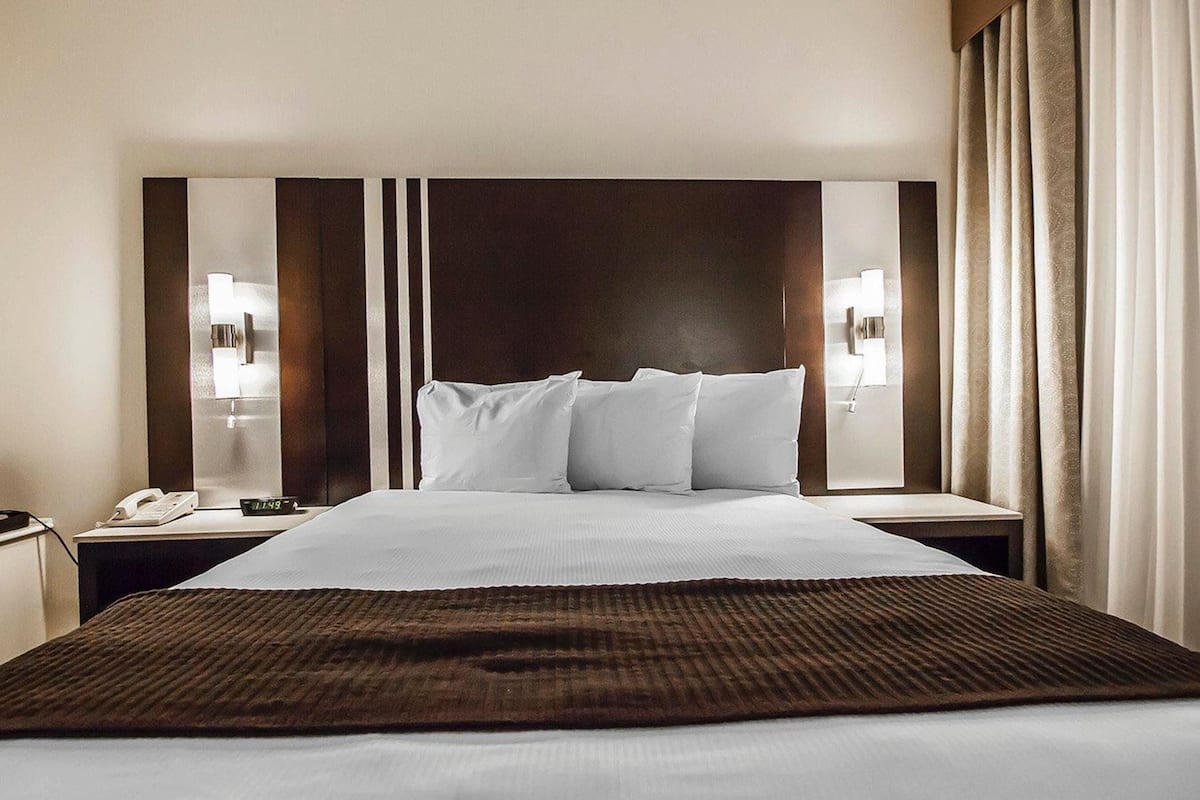 standard room, 1 queen bed, non smoking | in-room safe, desk, iron/ironing board, free cots/infant beds