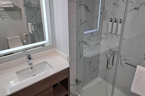 Värdeförvaringsskåp på rummet, skrivbord och strykjärn/strykbräda