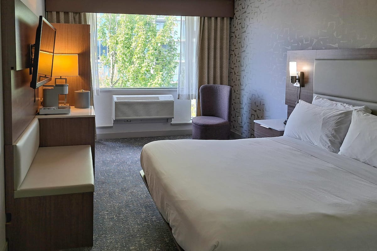 Standard Room, 1 Queen Bed, Non Smoking | In-room safe, desk, iron/ironing board, free cots/infant beds