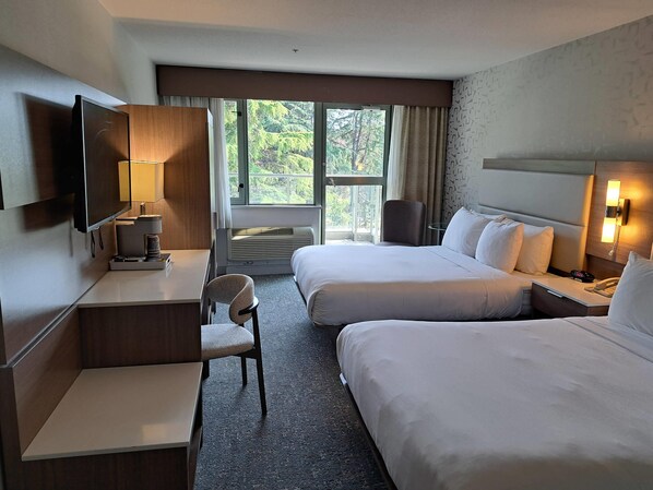 Room, 2 Queen Beds, Non Smoking, Balcony | In-room safe, desk, iron/ironing board, free cots/infant beds - Comfort Hotel Vancouver Airport (Richmond)