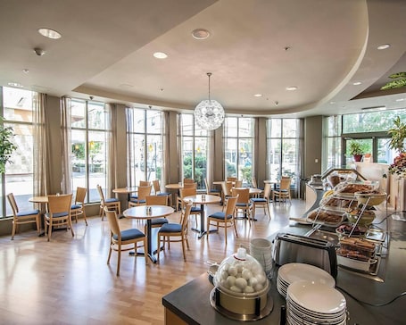 Free daily full breakfast . Comfort Hotel Vancouver Airport