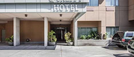 A hotel entrance with a sign reading "Quality Hotel".