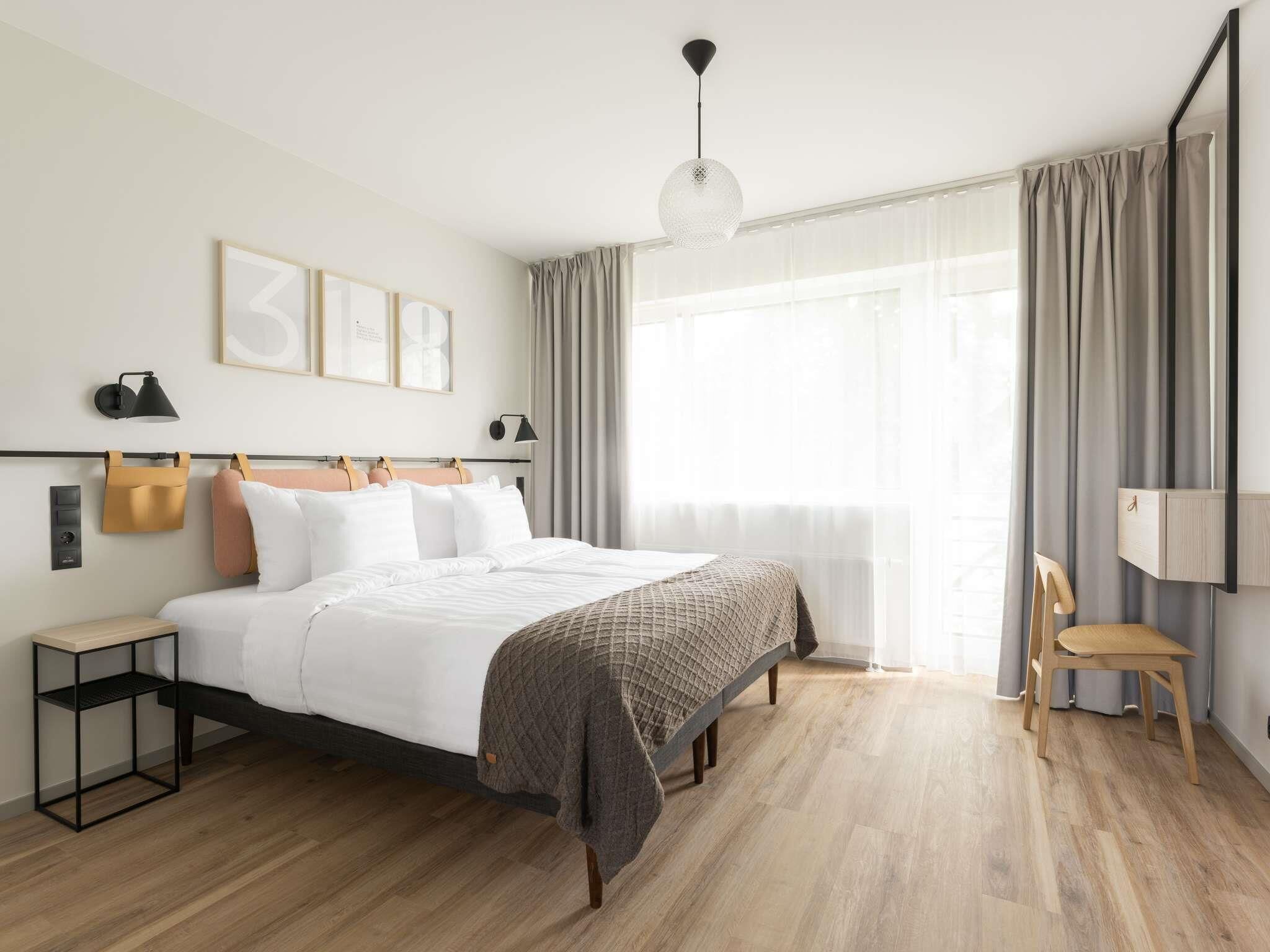 Superior Room, 1 King Bed | Desk, laptop workspace, blackout drapes, soundproofing