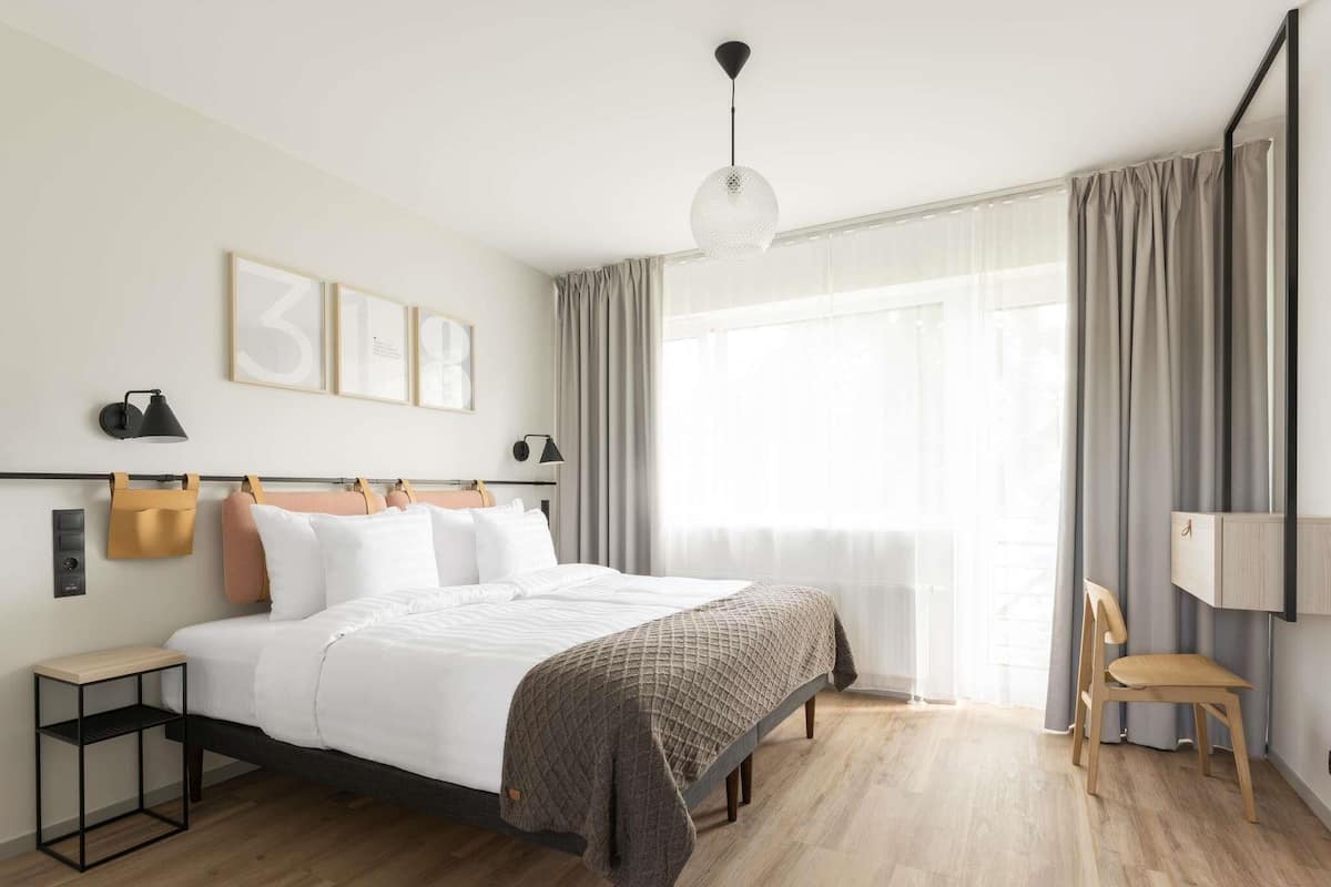 Superior Room, 1 King Bed | Desk, laptop workspace, blackout drapes, soundproofing