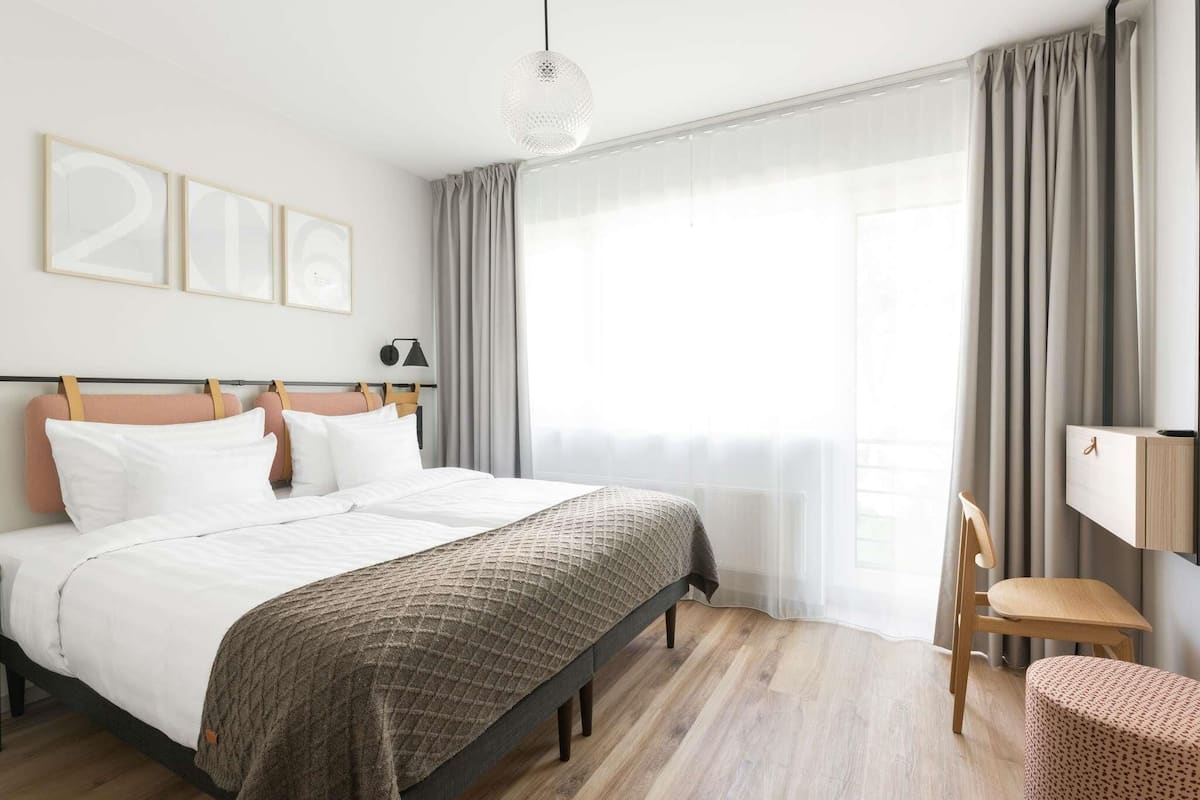 Escritorio, espacio para trabajar con laptop y cortinas blackout