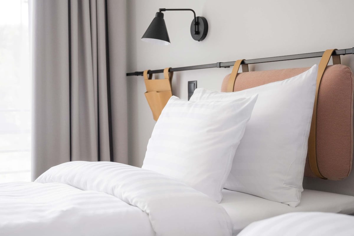 Escritorio, espacio para trabajar con laptop y cortinas blackout