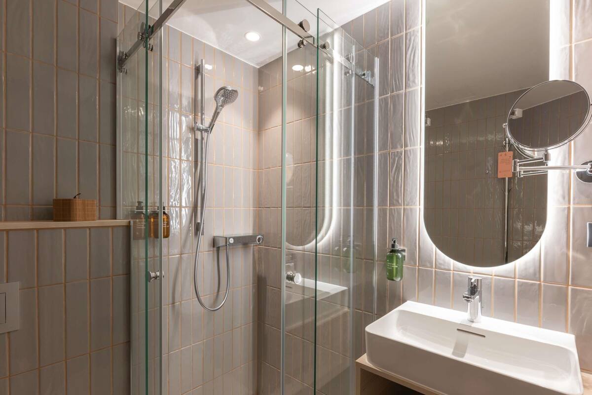 Escritorio, espacio para trabajar con laptop y cortinas blackout