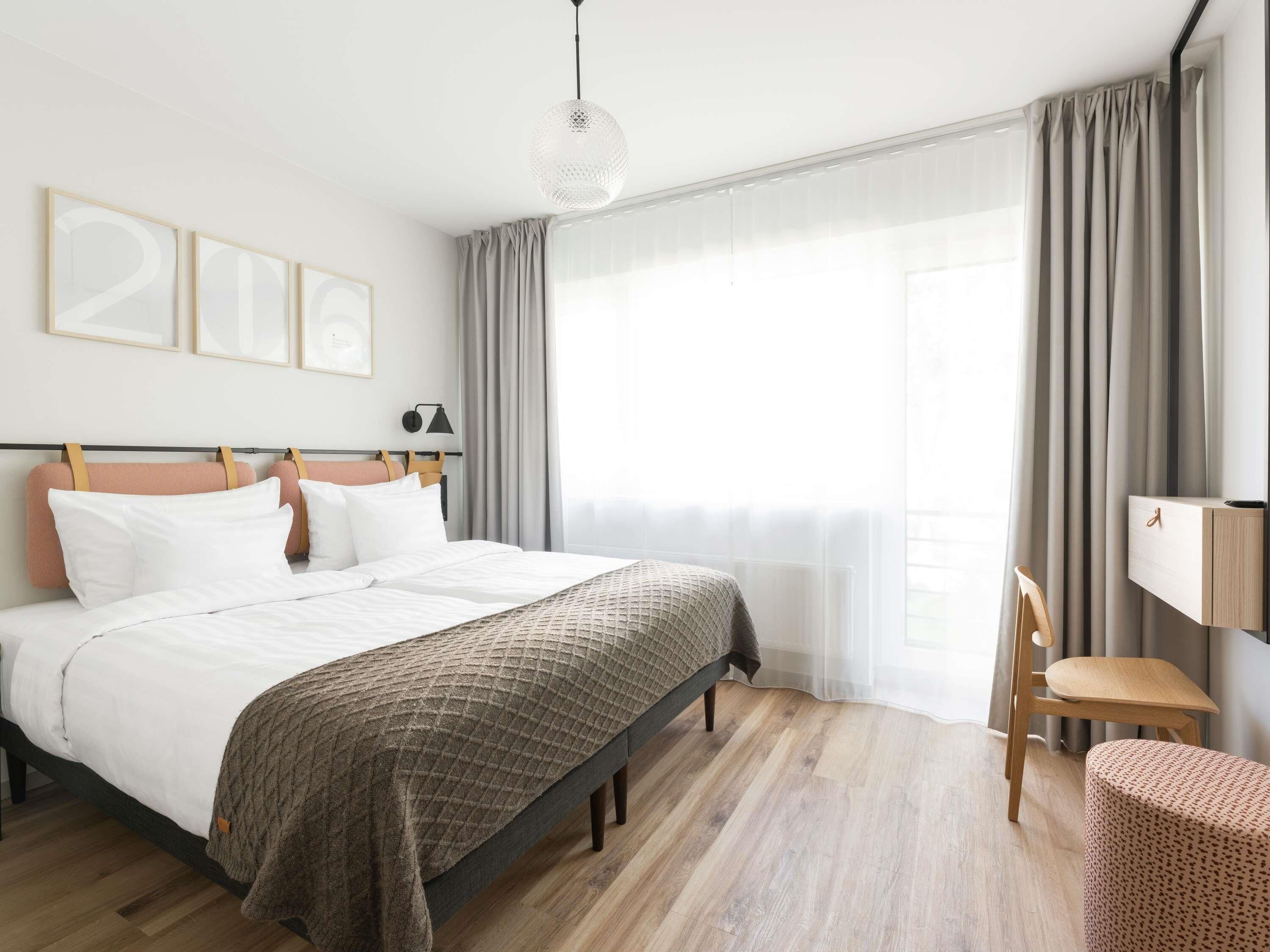 Habitación clásica, 1 cama King size | Escritorio, espacio para trabajar con laptop y cortinas blackout 