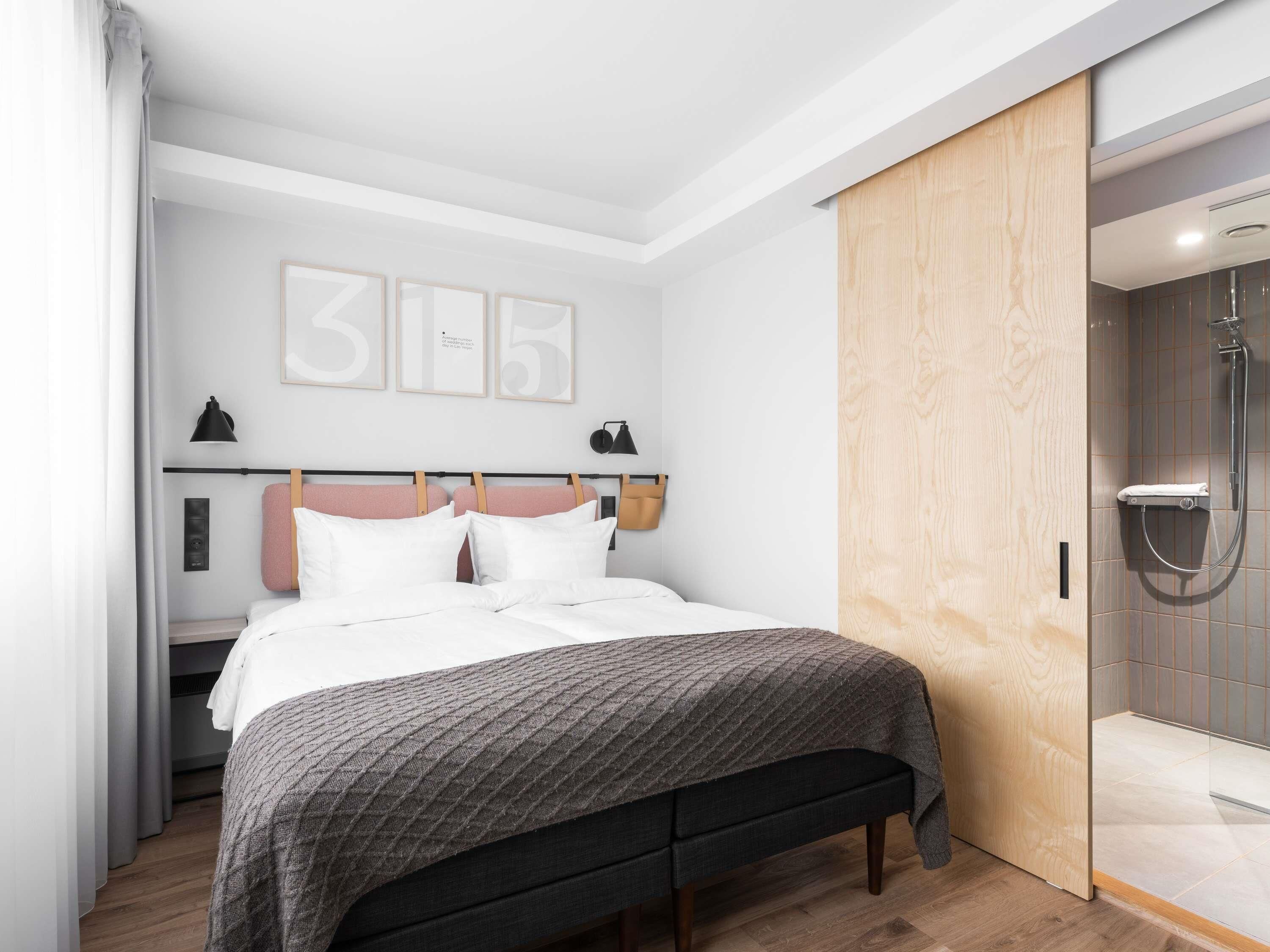 小型套房, 1 张双人床和 1 张沙发床, 桑拿浴 | 办公桌、笔记本电脑工作区、遮光窗帘、隔音