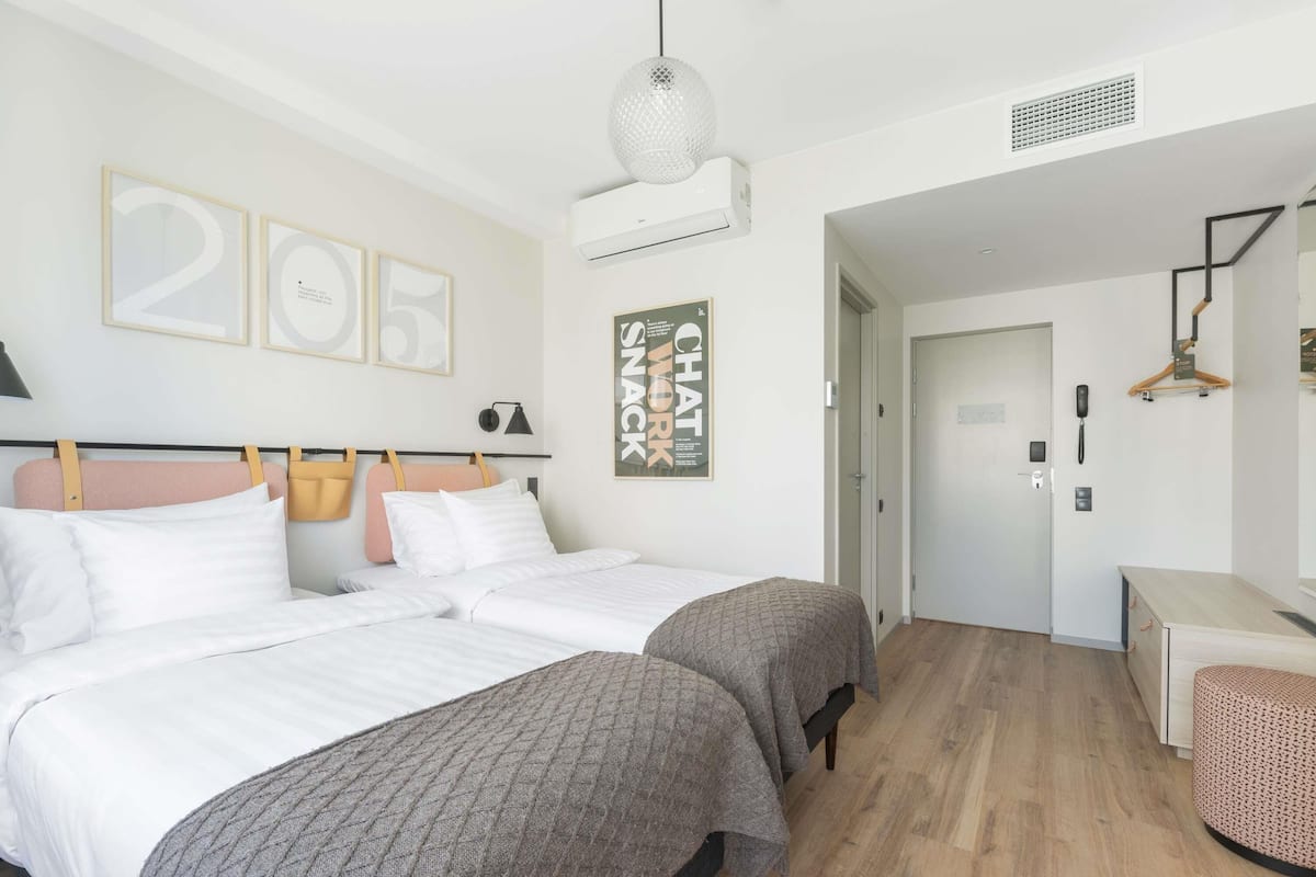 Chambre classique, 2 lits jumeaux | Bureau, espace de travail pour ordinateurs portables