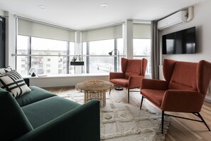 Executive Suite, 1 Queen Bed with Sofa bed | Living area