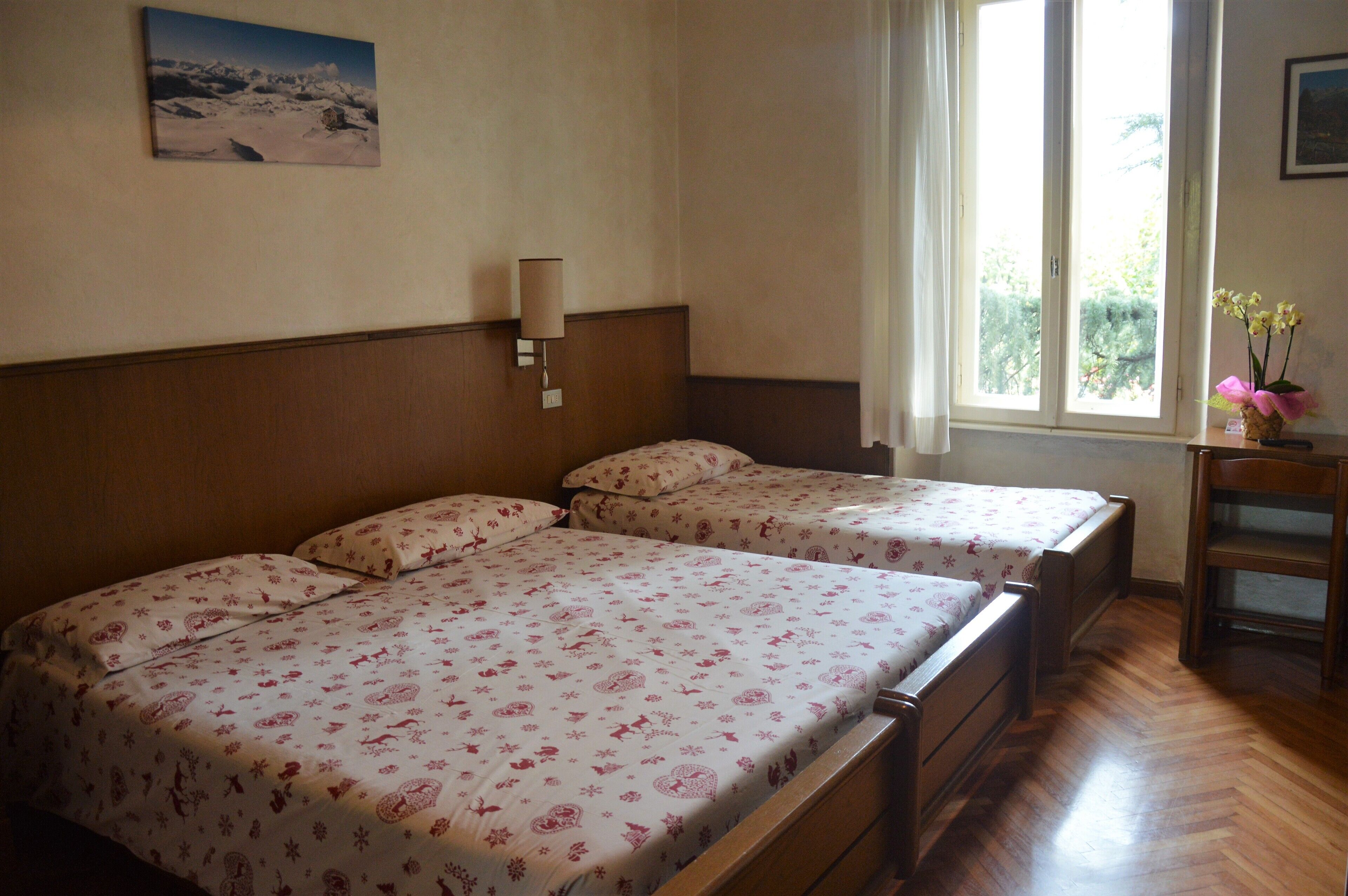 triple room | in-room safe, desk, cots/infant beds, free wifi