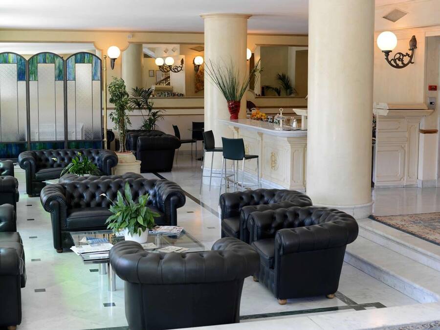 Lobby lounge