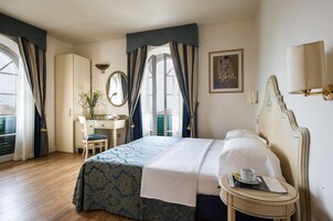 Minibar, caja de seguridad en la habitación y escritorio 