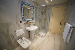 Shower, rainfall showerhead, free toiletries, hair dryer - Hotel Goya (Forte dei Marmi)