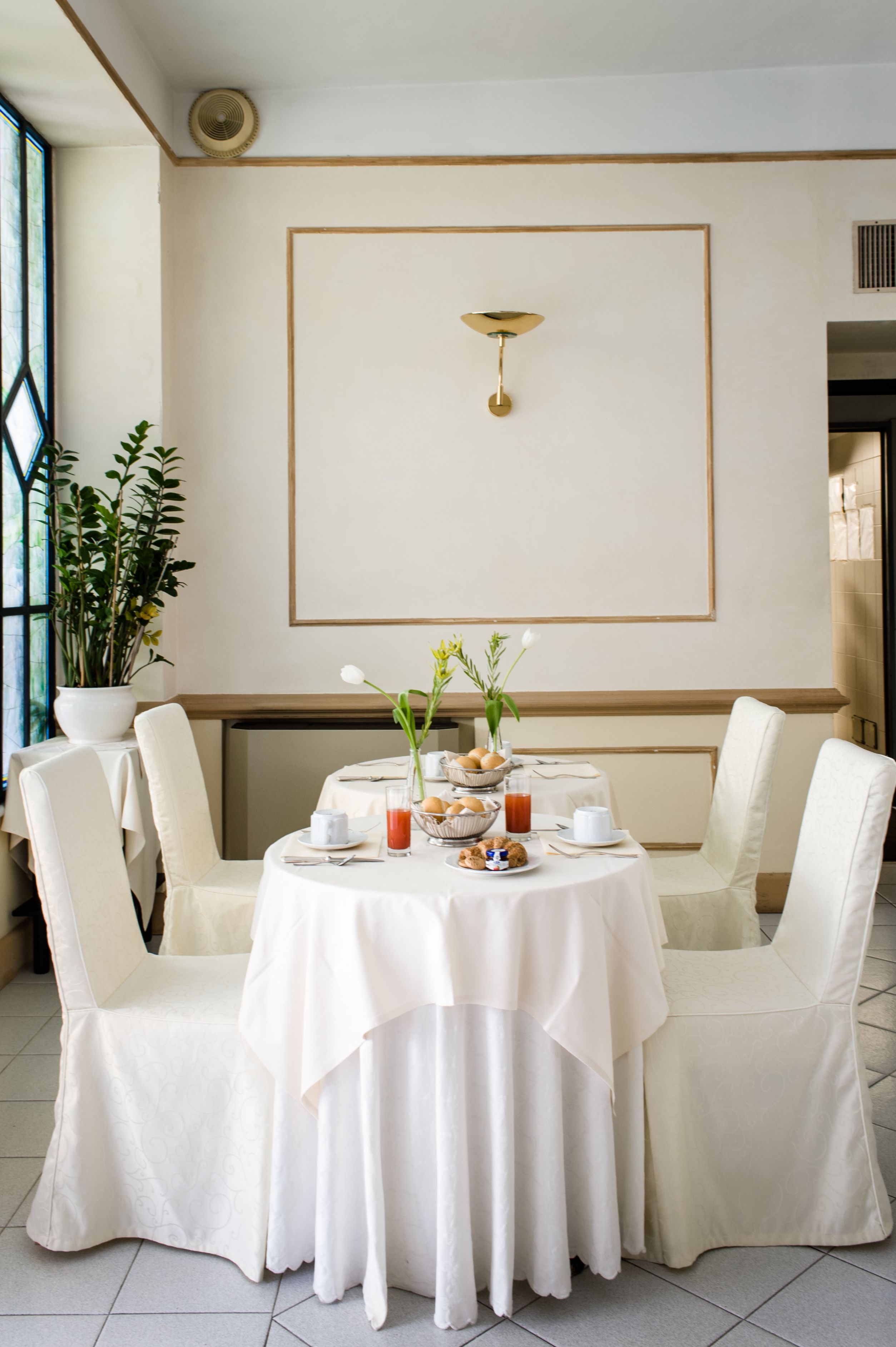 breakfast, lunch, dinner served; international cuisine