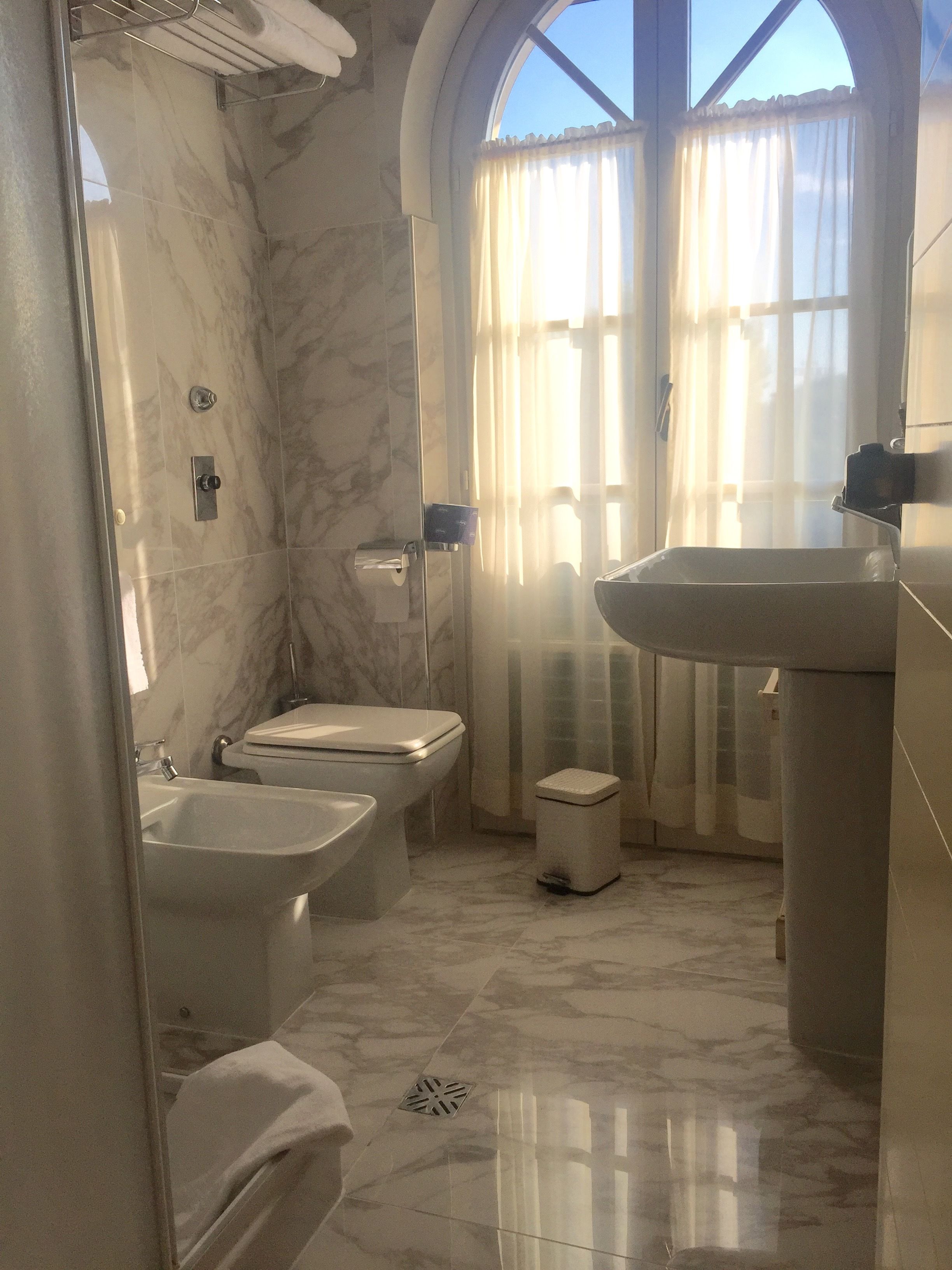 shower, rainfall showerhead, free toiletries, hair dryer