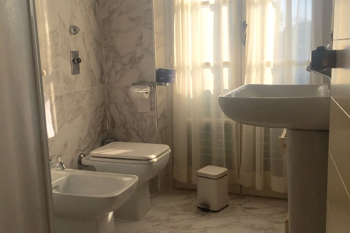 shower, rainfall showerhead, free toiletries, hair dryer