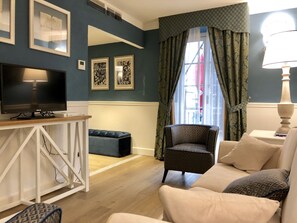 Junior Suite | Minibar, in-room safe, desk, blackout drapes