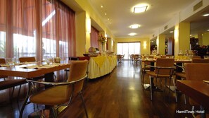 Serveert ontbijt, lunch, diner, Italiaanse gerechten, buitendiner 