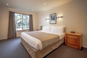 Villa, 2 slaapkamers | Een kluis op de kamer, een bureau, een laptopwerkplek