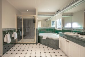 Suite | Badezimmer | Kostenlose Toilettenartikel, Haartrockner, Handtücher